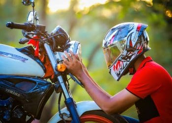 Sem capacete, sem gasolina: Grécia incentiva uso de capacete após tragédia