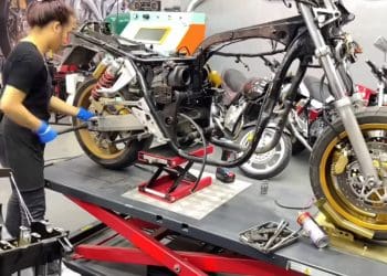 Vídeo: Reconstrução total de Honda CB300 em 18 minutos, com atenção aos detalhes de alto nível