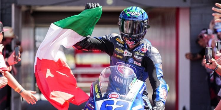 Impróprio para cardíacos: Stefano Manzi venceu corrida 1 do WSSP em Phillip Island, top 3 separado por 0,4s