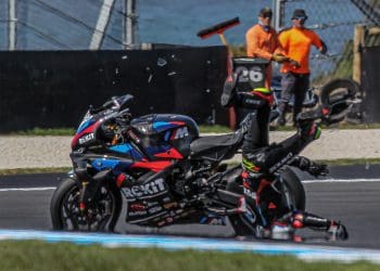 Galeria da verdadeiramente aterradora queda de Toprak Razgatlioglu em Phillip Island