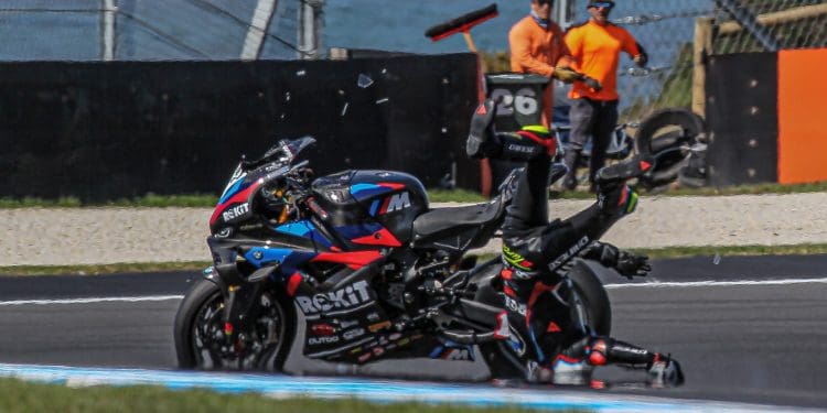 Galeria da verdadeiramente aterradora queda de Toprak Razgatlioglu em Phillip Island