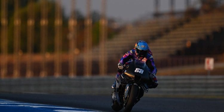 Yamaha M1 com a dianteira ‘pesada’? Miguel Oliveira considera que é o «peso» da estabilidade, e considera moto para 2025 bem ‘ágil’