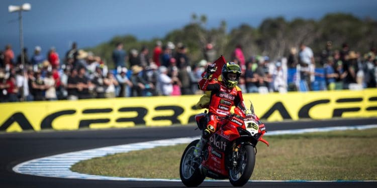Vídeo: O melhor da recuperação de Álvaro Bautista em Phillip Island, de 11.º até ao segundo lugar