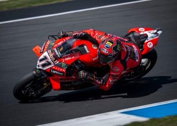 Nicolò Bulega esteve imparável no arranque de época do WSBK e liderou FP1 e FP2 em Phillip Island; Razgatlioglu caiu, mas sem mazelas