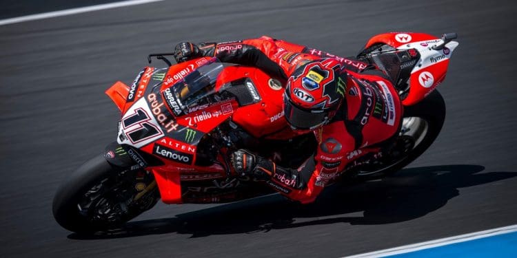 Nicolò Bulega esteve imparável no arranque de época do WSBK e liderou FP1 e FP2 em Phillip Island; Razgatlioglu caiu, mas sem mazelas