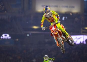 Cooper Webb brilhou em noite eletrizante no AMA 450 em Detroit e «apanha» Chase Sexton na liderança do campeonato
