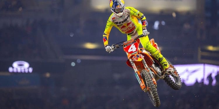 Cooper Webb brilhou em noite eletrizante no AMA 450 em Detroit e «apanha» Chase Sexton na liderança do campeonato