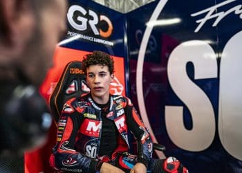 Ángel Piqueras na frente do dia 1 de testes de Moto3 em Portimão