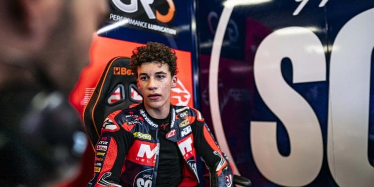 Ángel Piqueras na frente do dia 1 de testes de Moto3 em Portimão