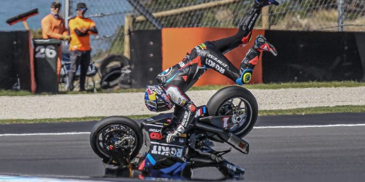 Toprak Razgatlioglu caiu em Phillip Island com aparato: ‘Queda muito estranha; Tenho sorte de não ter ossos partidos’