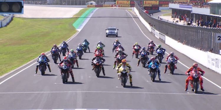 Vídeo: Os melhores momentos da corrida 2 do Mundial de Superbikes, que arrancou este fim de semana na Austrália