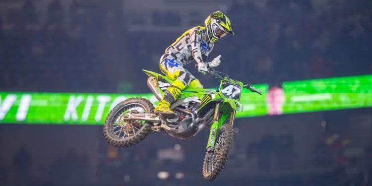 Drama, acidente grave e reviravoltas marcam 250SX em Detroit onde Levi Kitchen triunfou