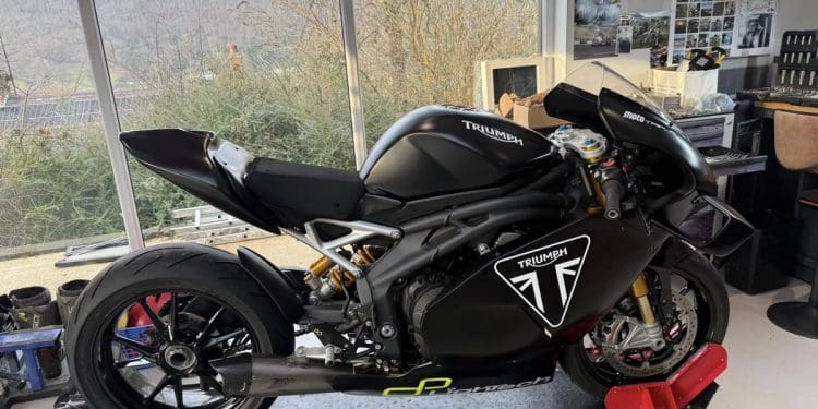 A Triumph Speed Triple 1200 RS que se transformou numa «MotoGP»