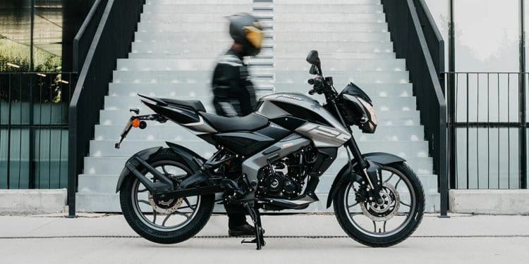 Bajaj Auto abre em Espanha a sua primeira «flagship store» da Europa