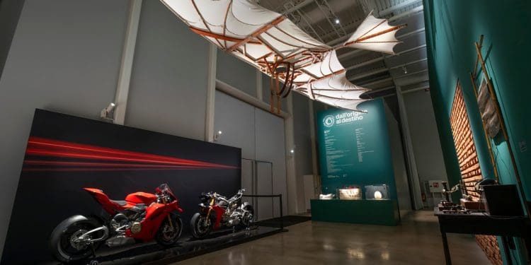 Ducati Panigale V4 S protagonista em exposição de arte, ciência e tecnologia