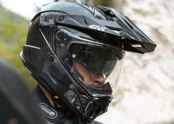 Leve e em fibra de carbono: GIVI lança novo capacete integral 80.1 Carbon