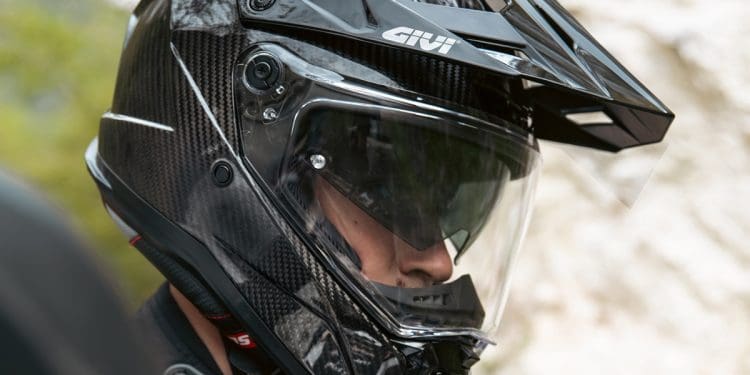 Leve e em fibra de carbono: GIVI lança novo capacete integral 80.1 Carbon