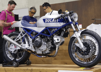 A Ducati Monster 900 Roadster apresentada no Yokohama Hot Rod Custom Show 2024 em detalhe