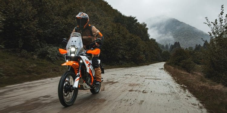 Nova KTM 390 Adventure R chega em 2025, mas com uma particularidade surpreendente