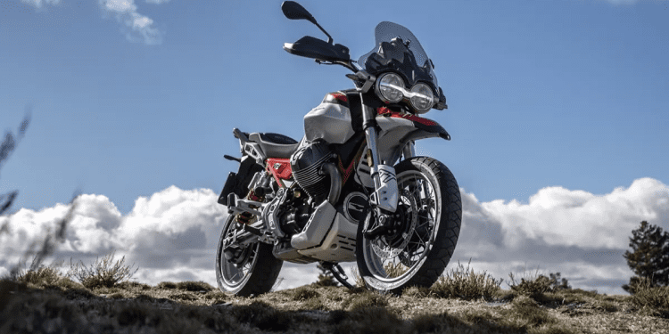 Moto Guzzi apresenta V85TT Rosso Fuji: Uma viagem pela tradição italiana com inspiração japonesa