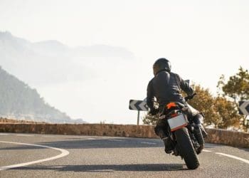 Travagem com o motor: É esta prática prejudicial para a sua moto? Saiba tudo aqui