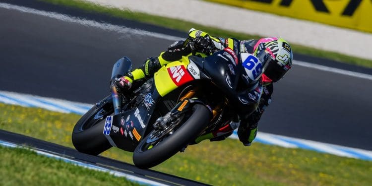 Triumph alcança vitória histórica com Tom Booth-Amos no WSSP ao comando da Street Triple 765 RS