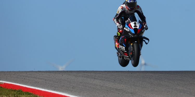 Por um fio de cabelo! Toprak Razgatlioglu de regresso aos triunfos em Portimão