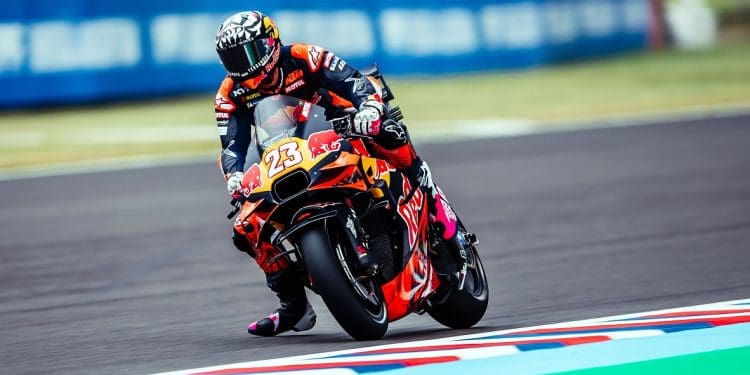 Apesar de queda Enea Bastianini conseguiu rodar de forma positiva ‘até às últimas quatro voltas’, altura em que os pneus ‘cederam’