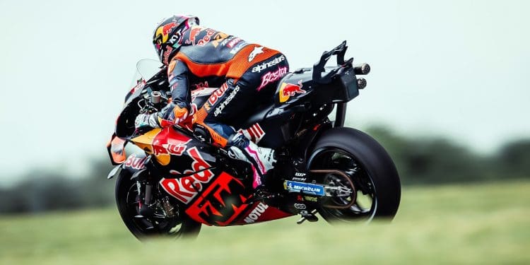 Enea Bastianini aponta dedo ao «culpado» Raúl Fernández: ‘A corrida terminou bem cedo; Empurrou-me para fora’