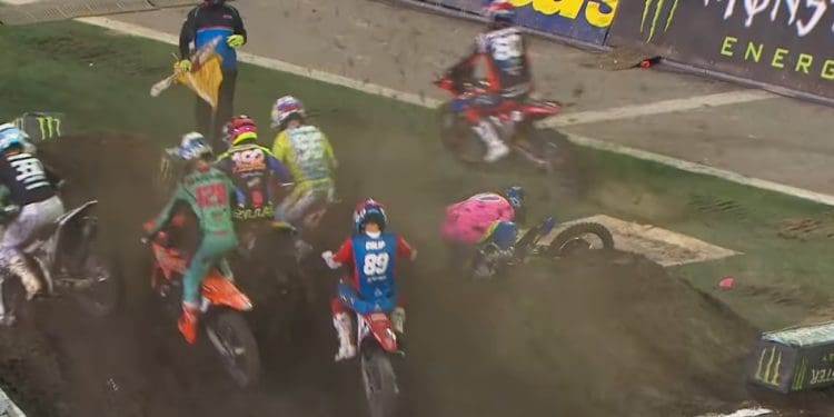 Vídeo: Os melhores momentos do AMA Supercross 250 em Daytona