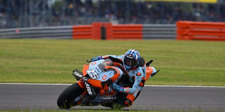 Raúl Fernández admite dificuldades de adaptação à Aprilia: ‘Preciso de tempo para entender a moto’