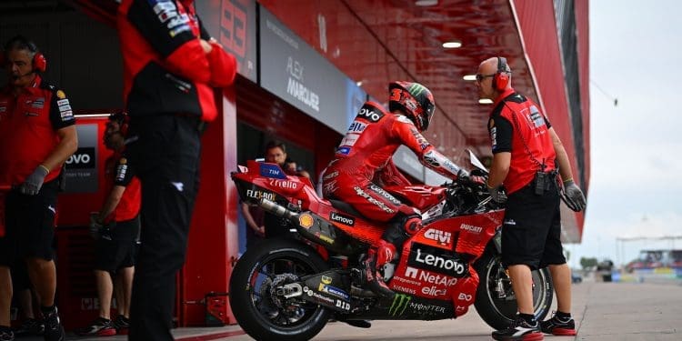 Pecco Bagnaia a tentar de tudo para voltar ao seu melhor, está a equacionar ‘regresso ao passado’