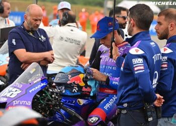 Miguel Oliveira lamentou queda, mais uma, sem culpas: ‘Outro piloto tentou ultrapassar, perdeu o controlo e bateu-me na traseira’