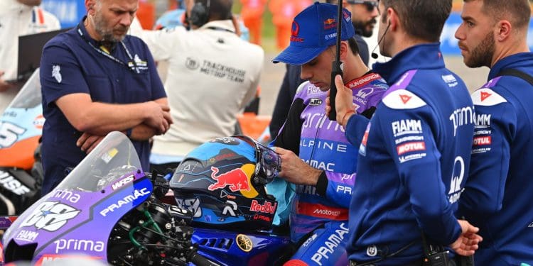 Miguel Oliveira lamentou queda, mais uma, sem culpas: ‘Outro piloto tentou ultrapassar, perdeu o controlo e bateu-me na traseira’