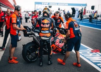 Brad Binder voltou a ter problemas com a aderência traseira da RC16