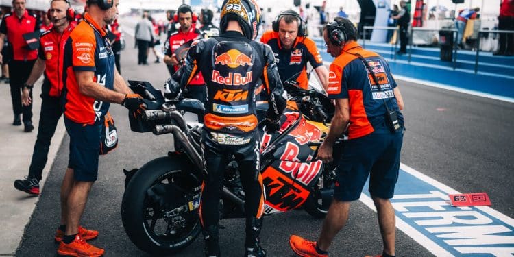 Brad Binder voltou a ter problemas com a aderência traseira da RC16