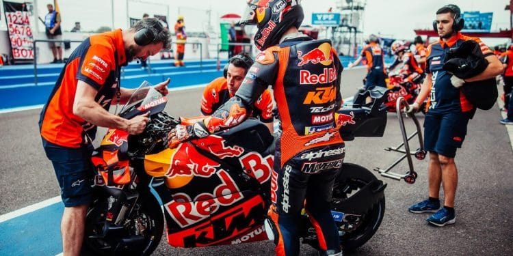 Maverick Viñales preocupado e sem perceber a RC16: ‘Tem sido difícil; É melhor deixar a moto como está, andamos a mexer, a mexer…’