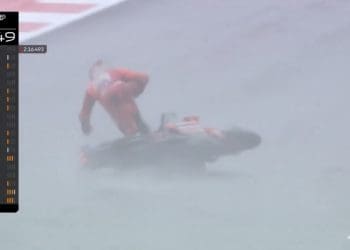Vídeo: Marc Márquez sofreu a primeira queda como piloto Ducati