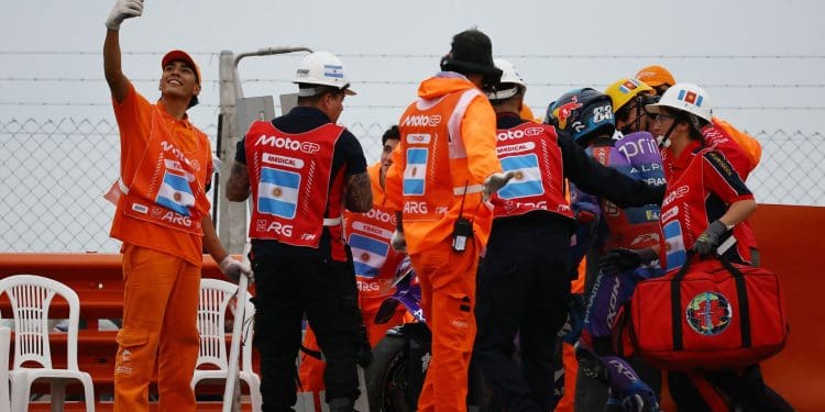 Vídeo: O momento que acabou com o GP da Argentina para Miguel Oliveira, após ter sido «abalroado» na Sprint