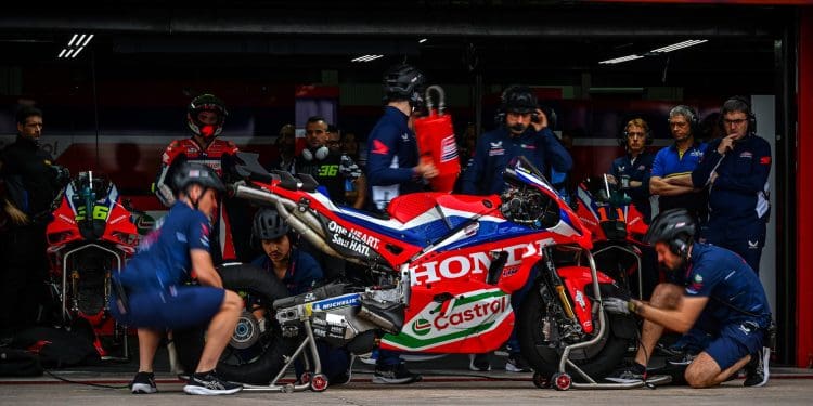 Joan Mir olha para colegas da Honda: ‘A tração do Zarco é melhor do que a minha neste momento’