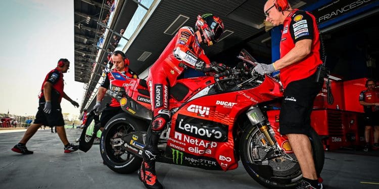 Pecco Bagnaia ‘mais rápido’ com anterior tanque de combustível: ‘Estamos a tentar algo diferente, mas é um longo processo’