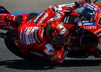 Dani Pedrosa ficou ‘com o sangue a ferver’ devido à penalização a Pecco Bagnaia: ‘Uma autêntica estupidez’