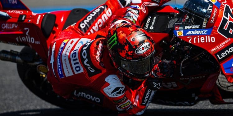 Dani Pedrosa ficou ‘com o sangue a ferver’ devido à penalização a Pecco Bagnaia: ‘Uma autêntica estupidez’