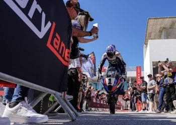 Endiabrado! Toprak Razgatlioglu conquista pole position para o WSBK em Portimão com novo recorde histórico