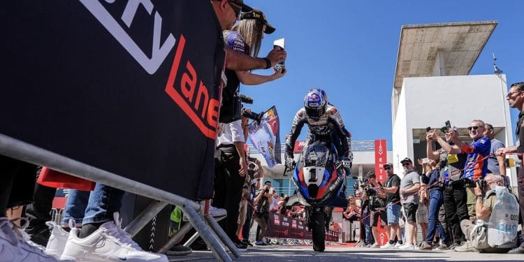 Endiabrado! Toprak Razgatlioglu conquista pole position para o WSBK em Portimão com novo recorde histórico