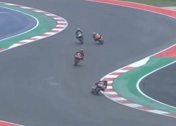 Vídeo: Como uma faca quente na manteiga – Jake Dixon dá volta de avanço a adversários, com ultrapassagens fáceis