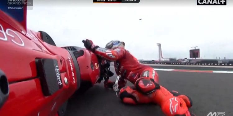 Vídeo: Desastre completo para Marc Márquez ao cair quando liderava o GP das Américas – Momento da queda completo