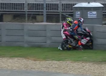 Vídeo: Recorde o momento inusitado em que Ivan Ortolá tentou, em Austin, voltar à corrida com a moto… de Stefano Nepa