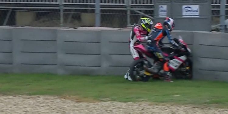 Vídeo: Recorde o momento inusitado em que Ivan Ortolá tentou, em Austin, voltar à corrida com a moto… de Stefano Nepa