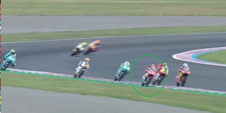 Vídeo: Ángel Piqueras «roubou» vitória no Moto3, e não ficou imune à polémica